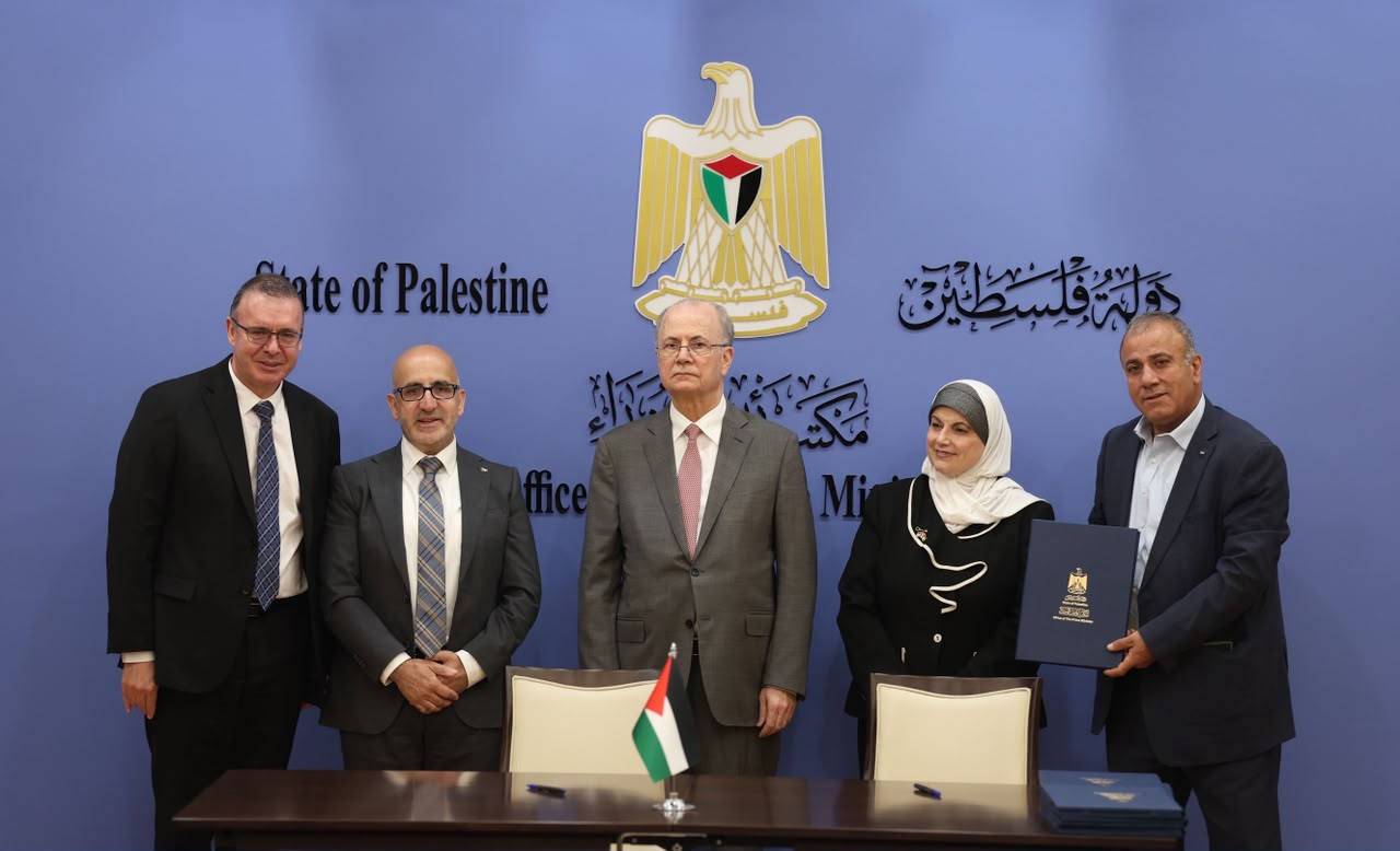 بحضور ورعاية رئيس الوزراء ...توقيع اتفاقيات منح بنحو 10 ملايين دولار لدعم مشاريع البنية التحتية والصحة والترميم